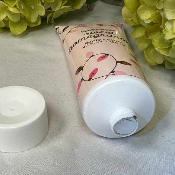 Sweet and Shimmer Lotion. Eye & Foot Mask Set (X5) - Picture 4 of 5